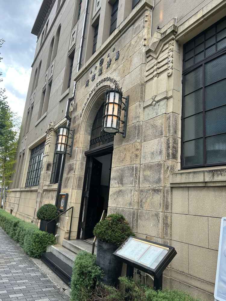 建物の外観です。歴史的な建物のため、新しい建物にはない重厚感や特別感が感じられました。