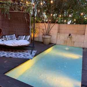 披露宴会場のテラスにあるプール。何か浮かべても可愛いかも