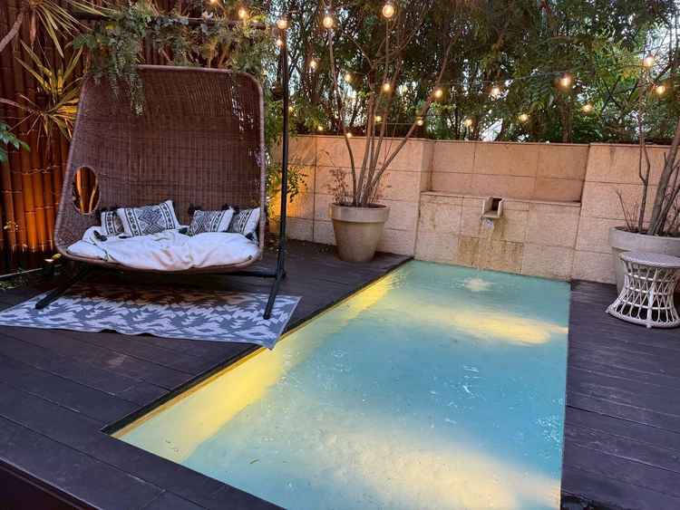 披露宴会場のテラスにあるプール。何か浮かべても可愛いかも