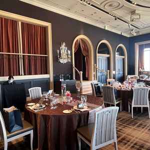 披露宴会場の入場するところ。黒に赤のカーテンで映えるようになっていた。