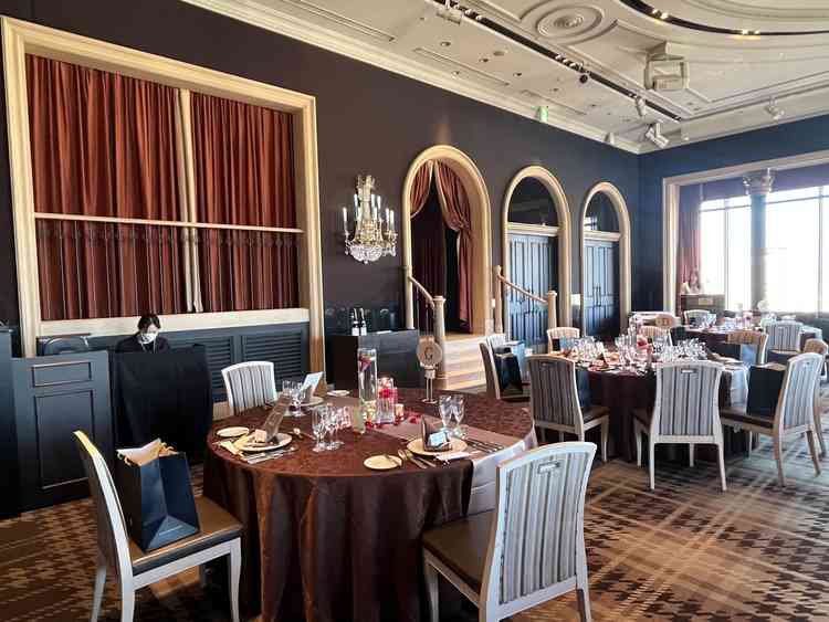 披露宴会場の入場するところ。黒に赤のカーテンで映えるようになっていた。