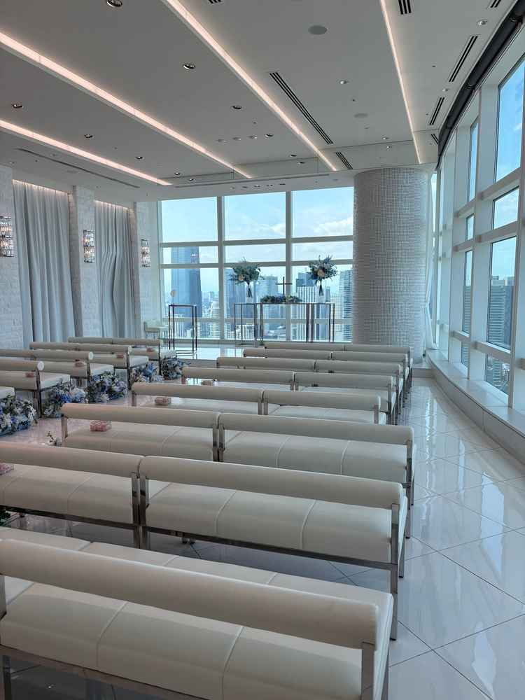 天気が良く、明るいチャペルでした。景色が良いので装飾がそこまで要らないところも気に入りました。