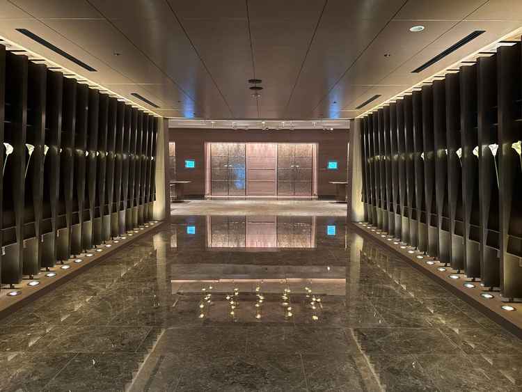 会場に続く道中にあるホワイエ。ここで撮っている新郎新婦のお写真がとても素敵でした。