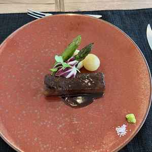 お肉料理の試食をした写真です。見た目がおしゃれで柔らかくて美味しかったです。