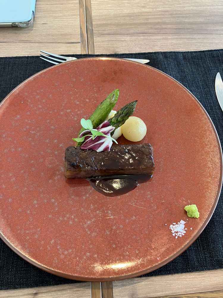 お肉料理の試食をした写真です。見た目がおしゃれで柔らかくて美味しかったです。