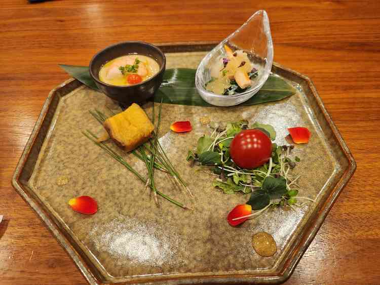 お料理の試食もあり、オープンキッチンならではの温かい料理でした