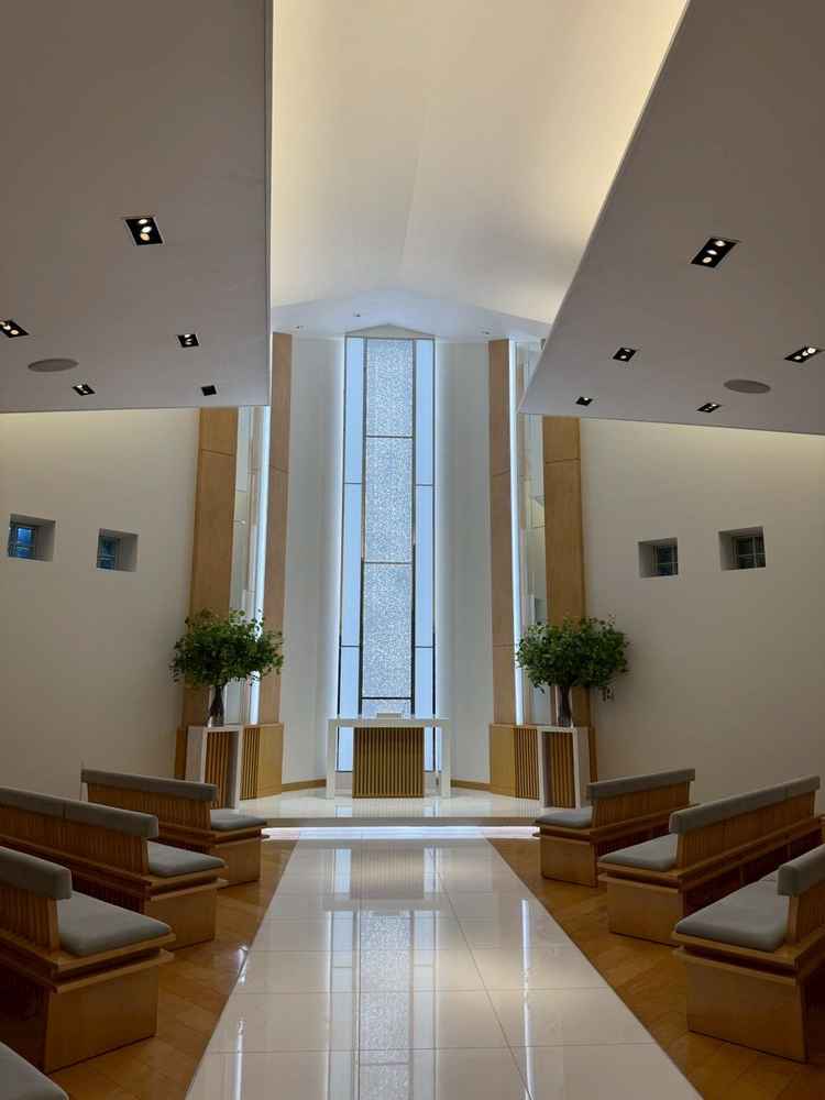 チャペル内部は天井が高く、非常に広々とした印象を受けました。