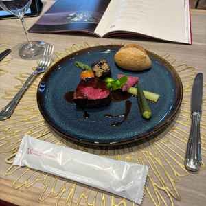 試食、肉は硬い印象であった。野菜はこだわっているようで美味しかった。