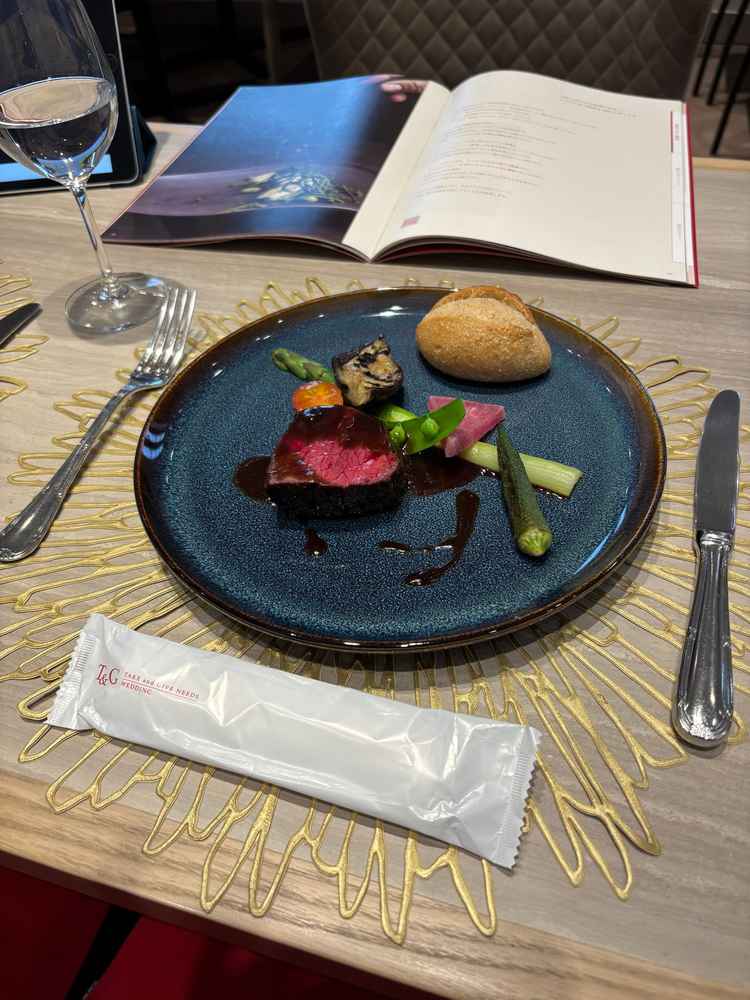 試食、肉は硬い印象であった。野菜はこだわっているようで美味しかった。