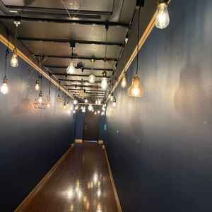 チャペルの直前の写真映えするランプの道。とってもオシャレでドレスが映えそうだった。