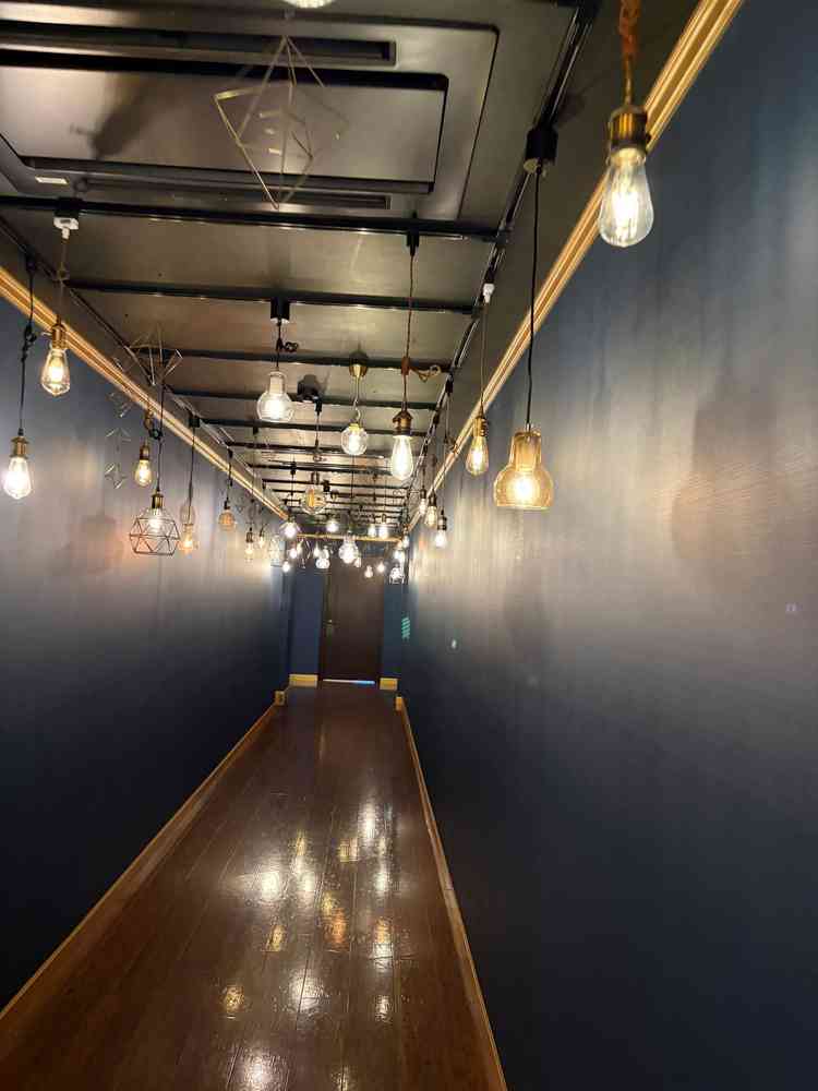 チャペルの直前の写真映えするランプの道。とってもオシャレでドレスが映えそうだった。