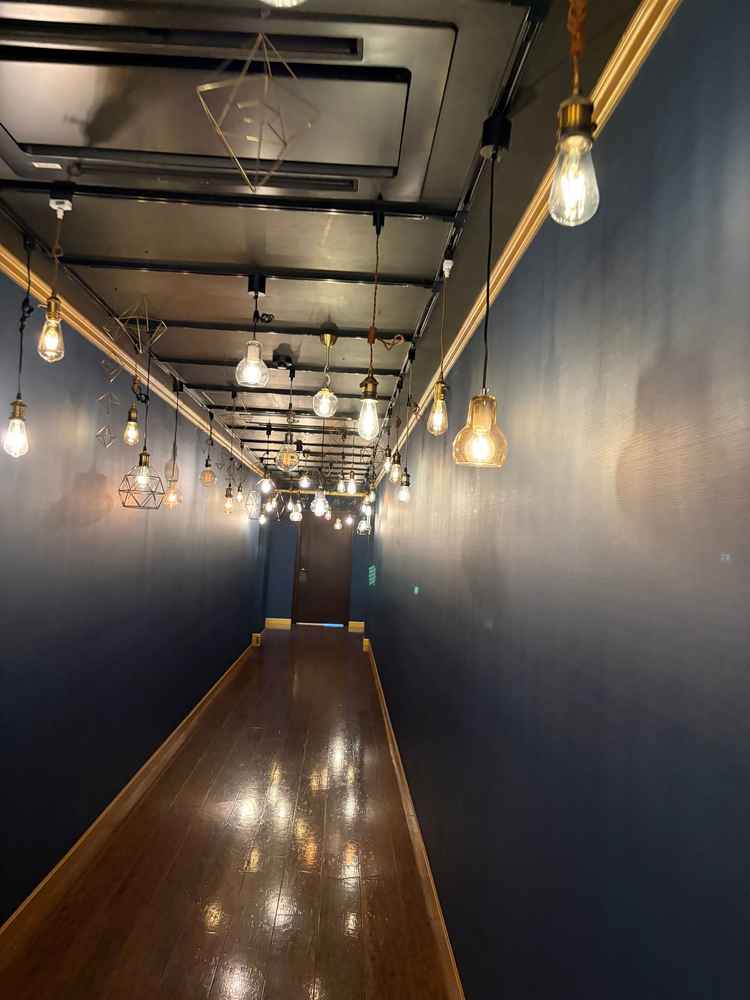 チャペルの直前の写真映えするランプの道。とってもオシャレでドレスが映えそうだった。