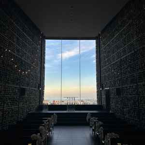 空を眺めるチャペル