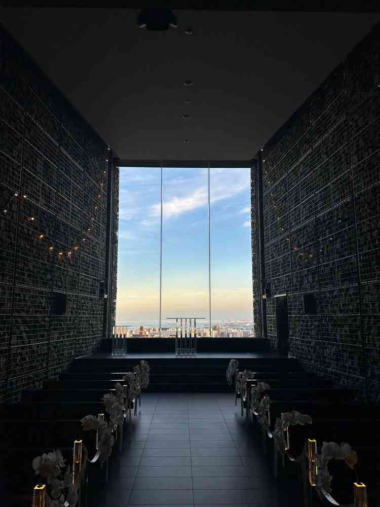 空を眺めるチャペル