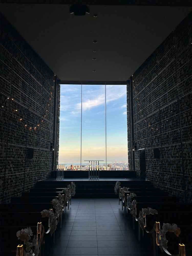 空を眺めるチャペル