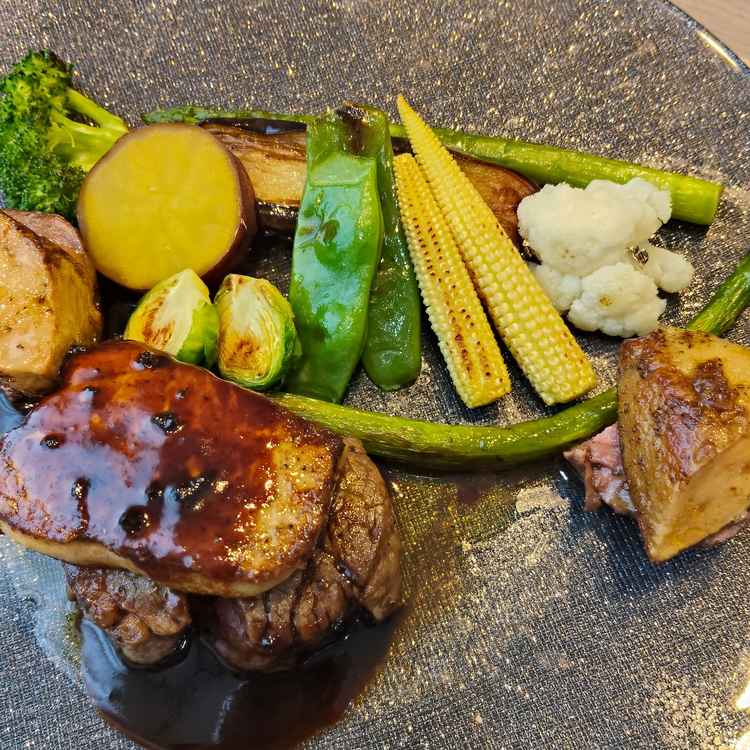 試食のプレートはゲストに実際に提供されるもの。高級フレンチのような味わいで盛り付けも美しい。