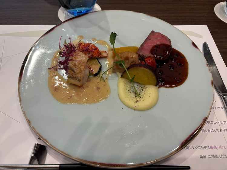 試食会があり、左側のお魚料理がとてもおいしかったです。