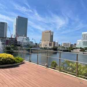 フラワーシャワーやブーケトスを行うテラスからの眺め。Theみなとみらいな感じの景色でとても綺麗でした