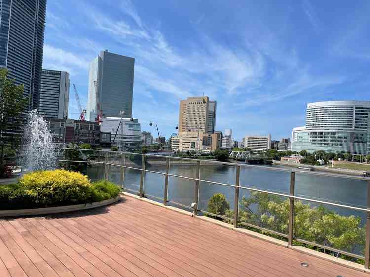 フラワーシャワーやブーケトスを行うテラスからの眺め。Theみなとみらいな感じの景色でとても綺麗でした
