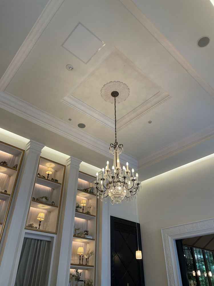 受付。シャンデリアがとても綺麗で清潔感があった。