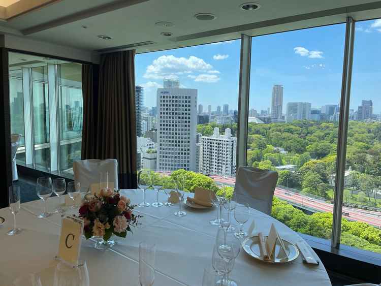 披露宴会場。明るくて景色が素晴らしい。
