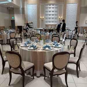 いちばん広い披露宴会場。100人入れる披露宴会場で木目調の壁と落ち着いたシャンデリアが素敵でした。