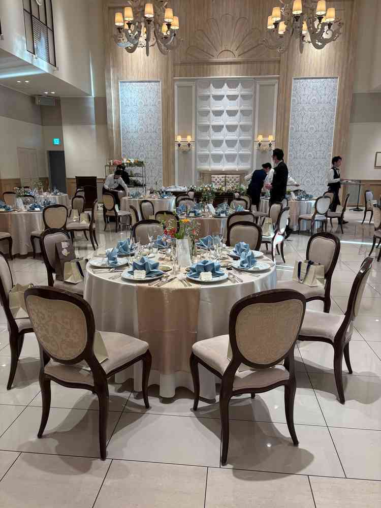 いちばん広い披露宴会場。100人入れる披露宴会場で木目調の壁と落ち着いたシャンデリアが素敵でした。