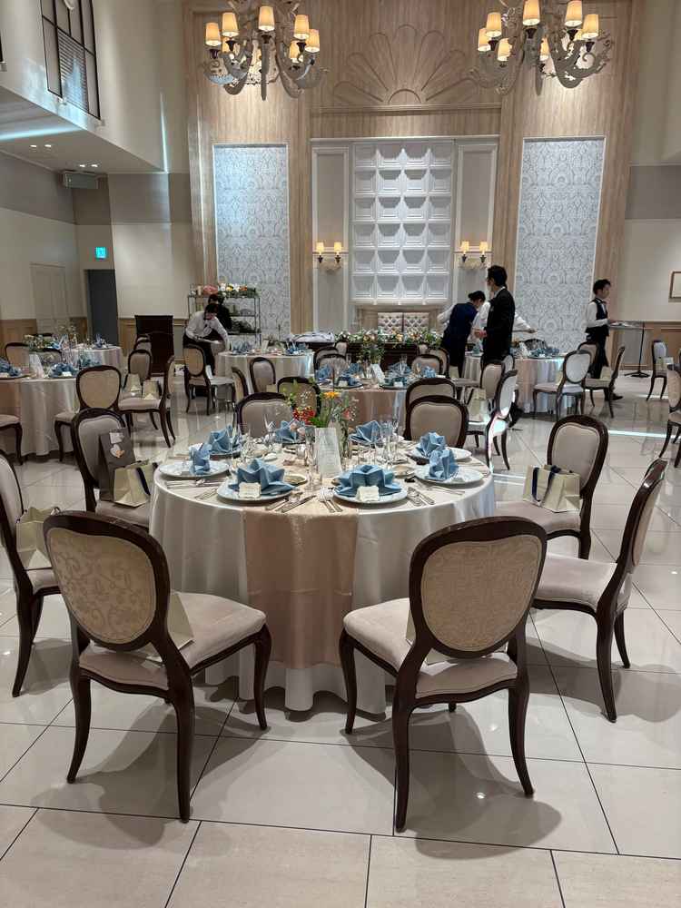 いちばん広い披露宴会場。100人入れる披露宴会場で木目調の壁と落ち着いたシャンデリアが素敵でした。