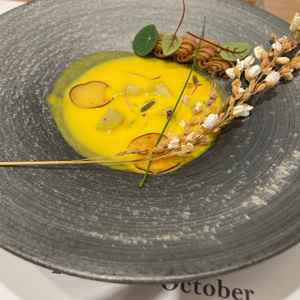 季節のスープは彩り豊かで見た目も美しく、味わいだけでなく見た目からも季節感を楽しめる一品だった。