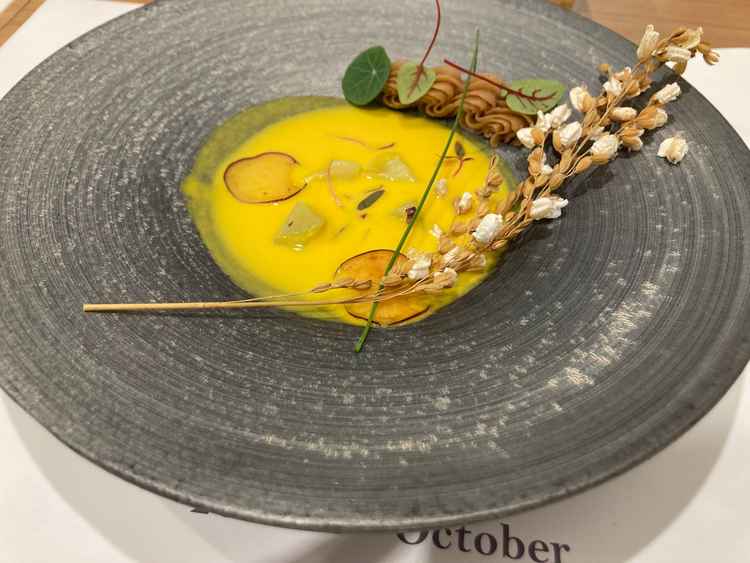 季節のスープは彩り豊かで見た目も美しく、味わいだけでなく見た目からも季節感を楽しめる一品だった。