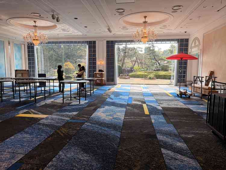 日本庭園の見える披露宴会場