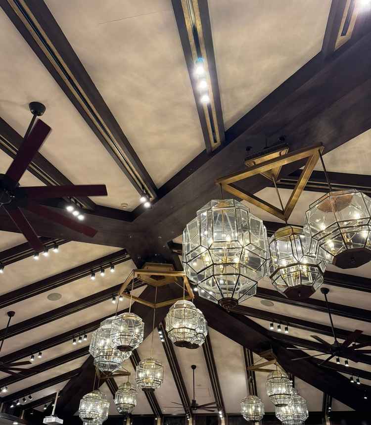 披露宴会場（実際の披露宴の後片付け中だったので、下は写せず）