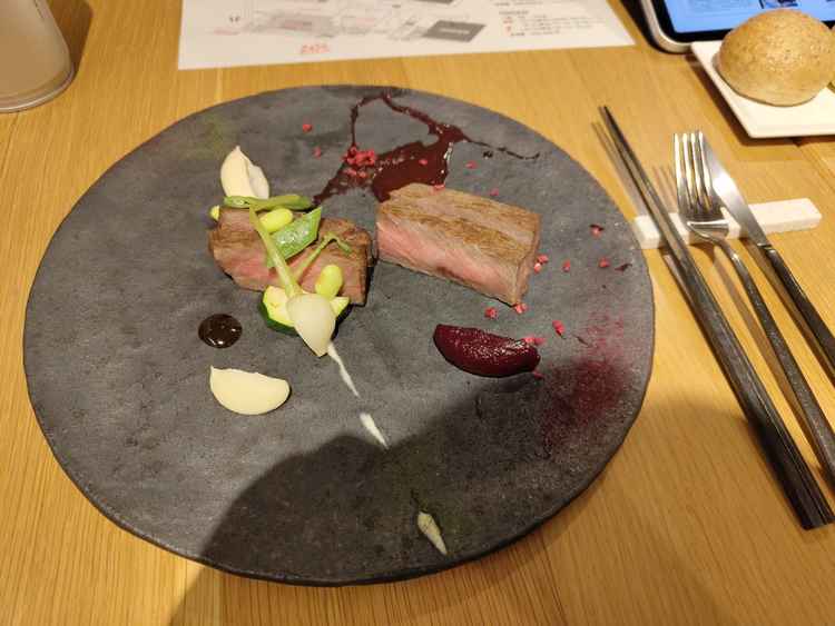 色をコンセプトにしたコース料理。こちらはメイン。それぞれ、「朱」と「若草」。