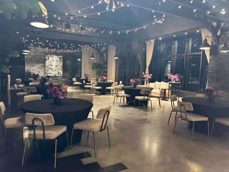 LOFTという会場です。当日は挙式がなく装飾を見られませんでしたがゲストとの距離が近く魅力的でした。