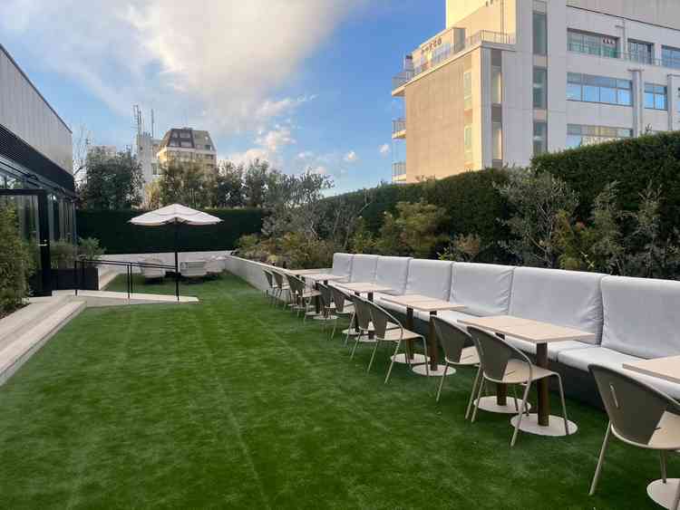 ガーデンは都内でも広い方かと思います。テーブルや椅子もあり、ウェルカムサービスを外でやることも可能。