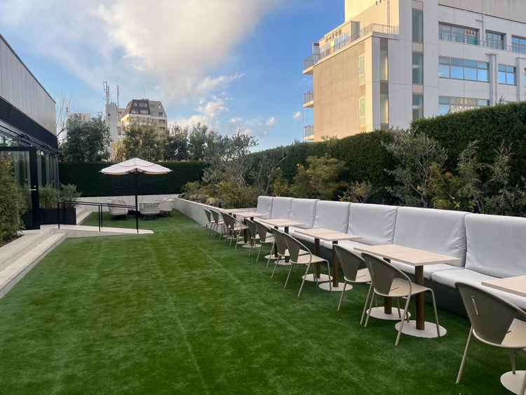 ガーデンは都内でも広い方かと思います。テーブルや椅子もあり、ウェルカムサービスを外でやることも可能。