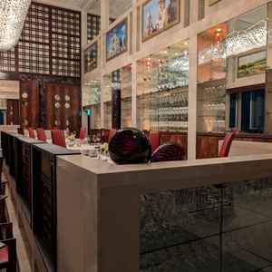 レストラン店内の写真です。天井が高く、装飾も多いため、豪華な印象でした