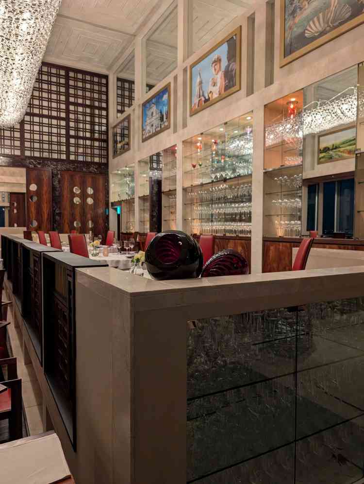 レストラン店内の写真です。天井が高く、装飾も多いため、豪華な印象でした