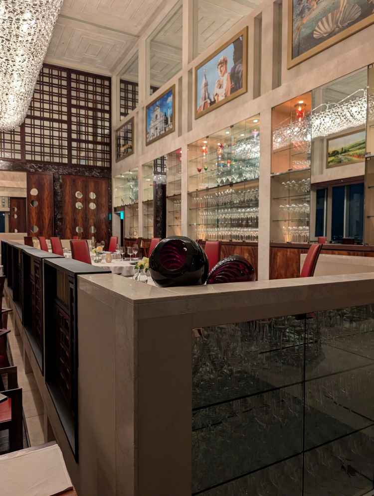 レストラン店内の写真です。天井が高く、装飾も多いため、豪華な印象でした