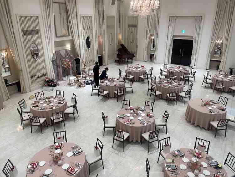 披露宴会場です。テーブルクロスやお花などプロの方と一緒会場をコーディネートできるそう。