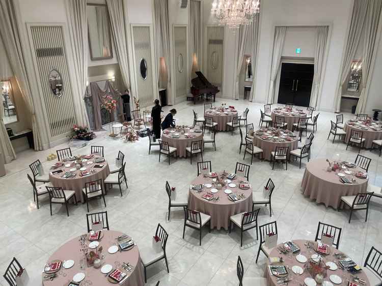 披露宴会場です。テーブルクロスやお花などプロの方と一緒会場をコーディネートできるそう。