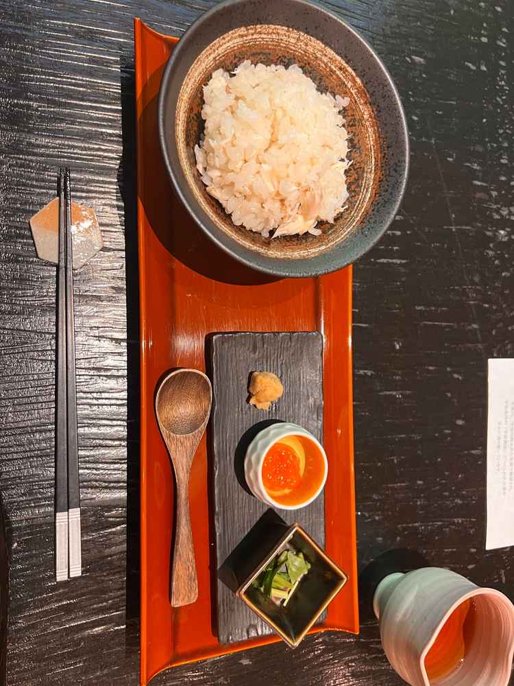 土鍋で炊く鯛めしは目でみても感動するお料理でした。締めにいただくかつおの出汁も絶品でした。
