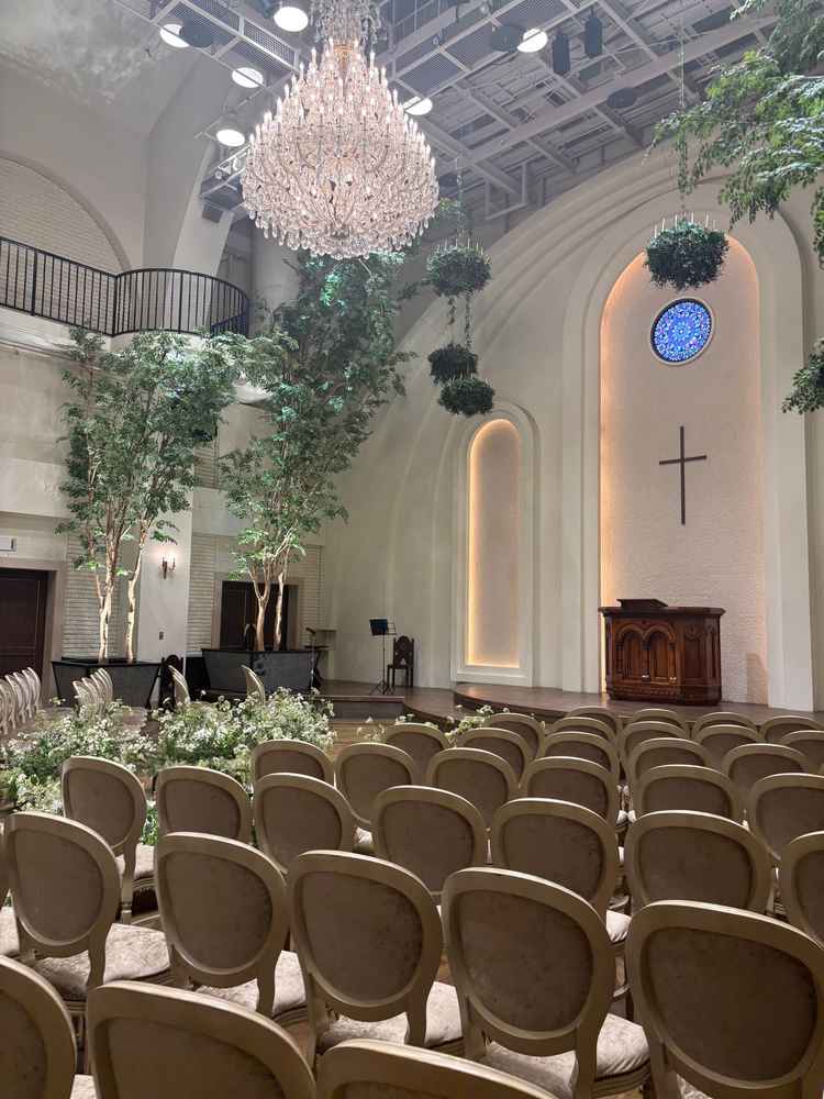 天井が高く、雰囲気も自然な感じで圧巻でした。イスも交互に並べられてて全員の顔が見れるってところも圧巻