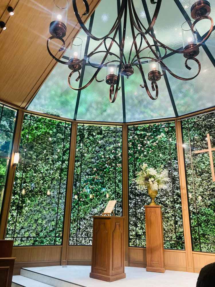 チャペルです。緑がとても素敵で、またハープなどが置かれているのも印象的でした。生演奏ができます。