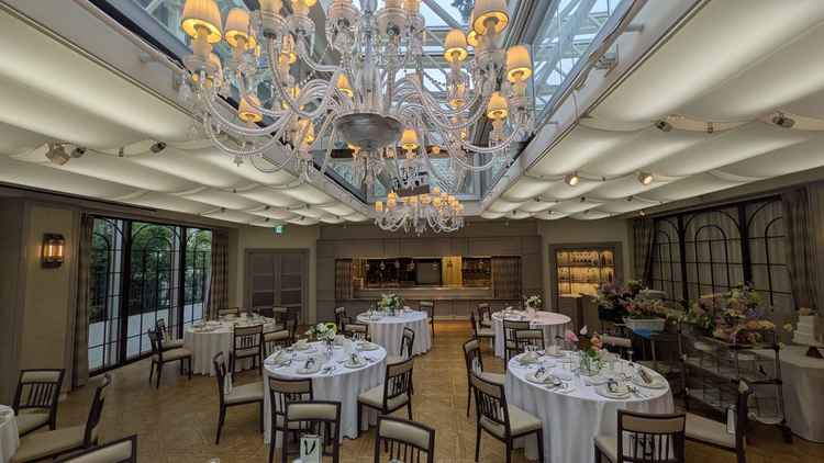 2つ目に見にいった披露宴会場。白が基調になっていて明るい雰囲気になっていた。