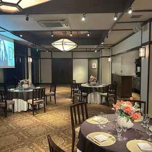 披露宴会場も和モダンな雰囲気でオープンキッチンも有り素敵でした