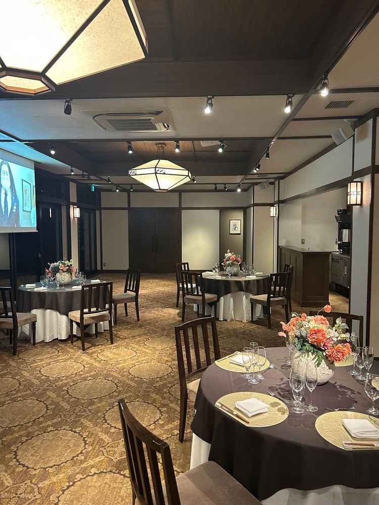 披露宴会場も和モダンな雰囲気でオープンキッチンも有り素敵でした