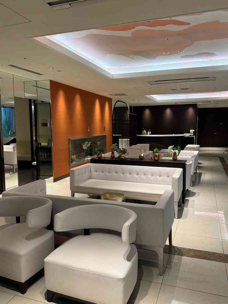 待合が広く上品で落ち着いた空間。ゲストも快適に過ごせそう。