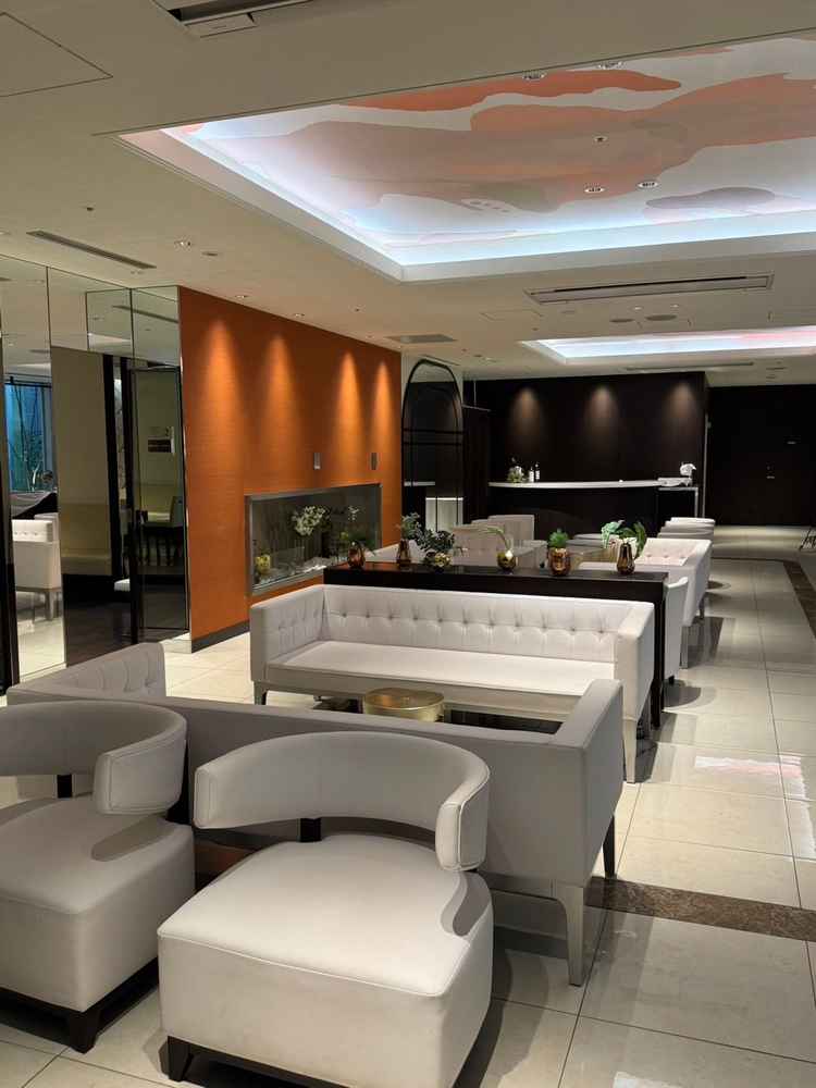 待合が広く上品で落ち着いた空間。ゲストも快適に過ごせそう。