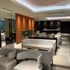 待合が広く上品で落ち着いた空間。ゲストも快適に過ごせそう。